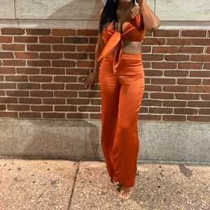 Satin 2-piece in the color rust